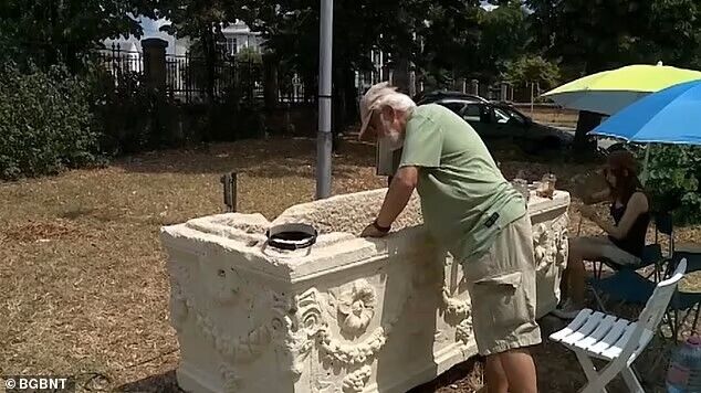 Dziwny stół w barze na plaży w Bułgarii okazał się być 1700-letnią rzymską trumną. Zdjęcie