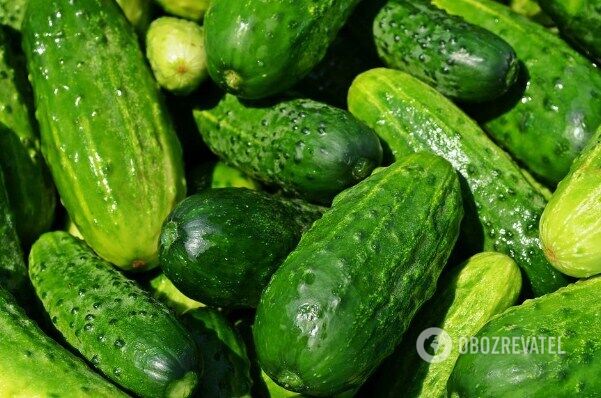 Pickled cucumbers with mineral water: very crispy and flavorful