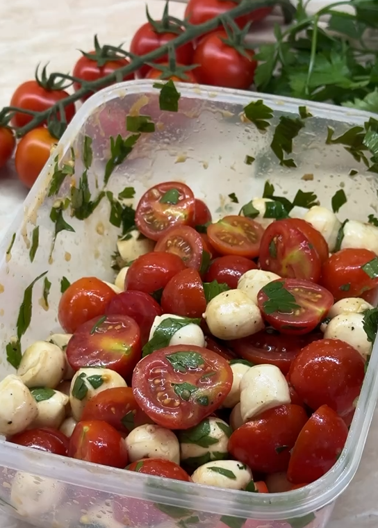 Five-minute cherry tomato and mozzarella appetizer: easy to prepare