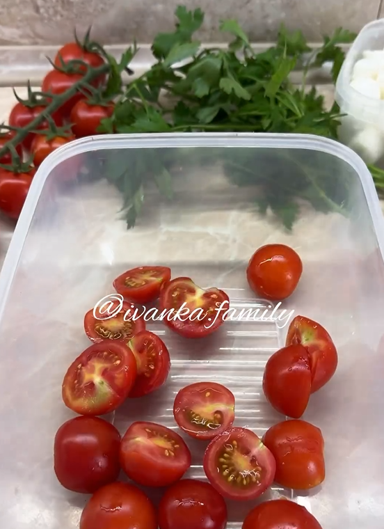 Five-minute cherry tomato and mozzarella appetizer: easy to prepare