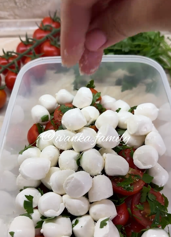 Five-minute cherry tomato and mozzarella appetizer: easy to prepare