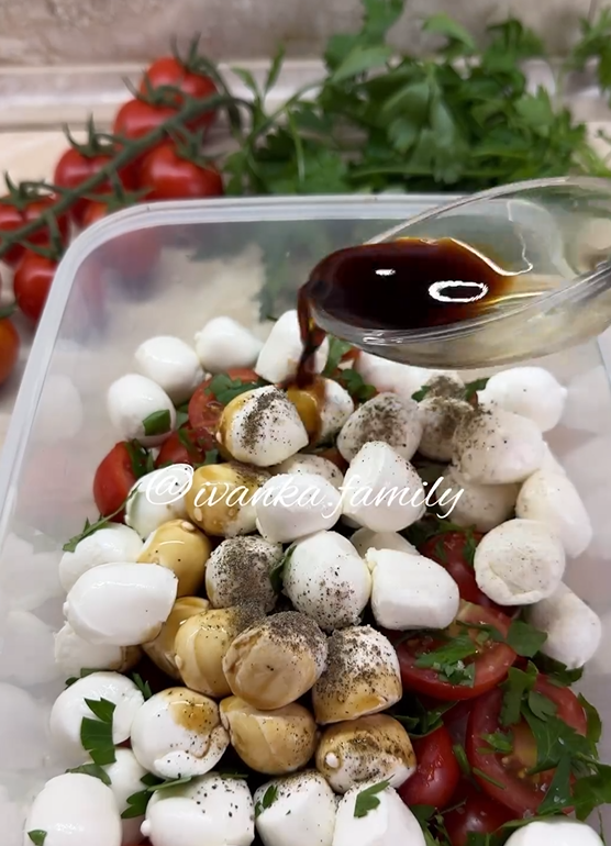 Five-minute cherry tomato and mozzarella appetizer: easy to prepare