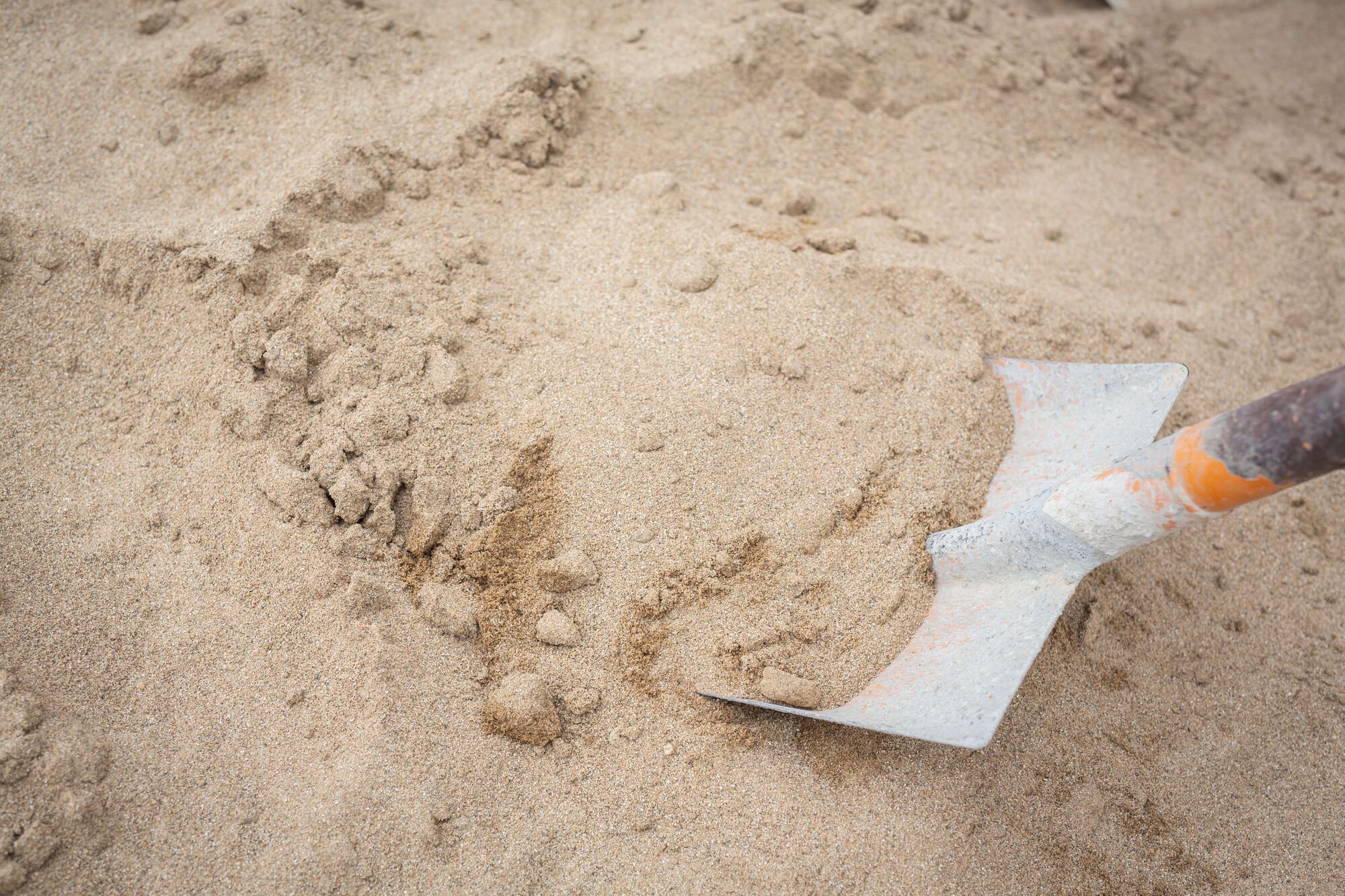 Researcher explains the deadly dangers of digging holes on the beach: many people don't realize it