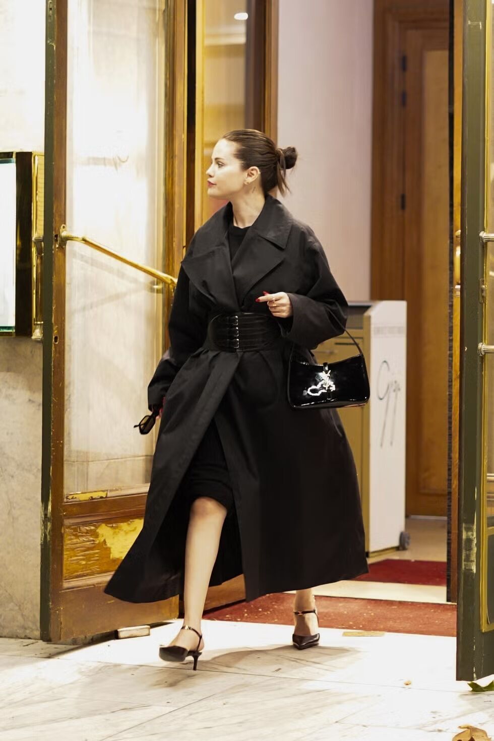 Angelina Jolie surprised with her choice of outerwear in the midst of the summer heat. Photo.