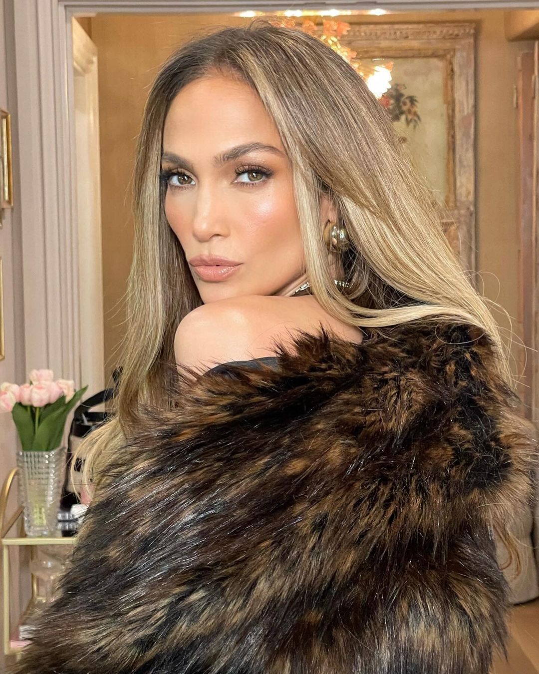 'She's disappointed': JLo's entourage revealed how the singer is going through her divorce from Ben Affleck amid rumors of his new romance