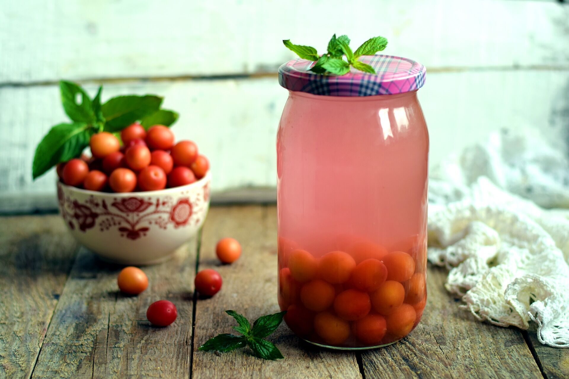 Cherry plum can be used to make delicious compotes