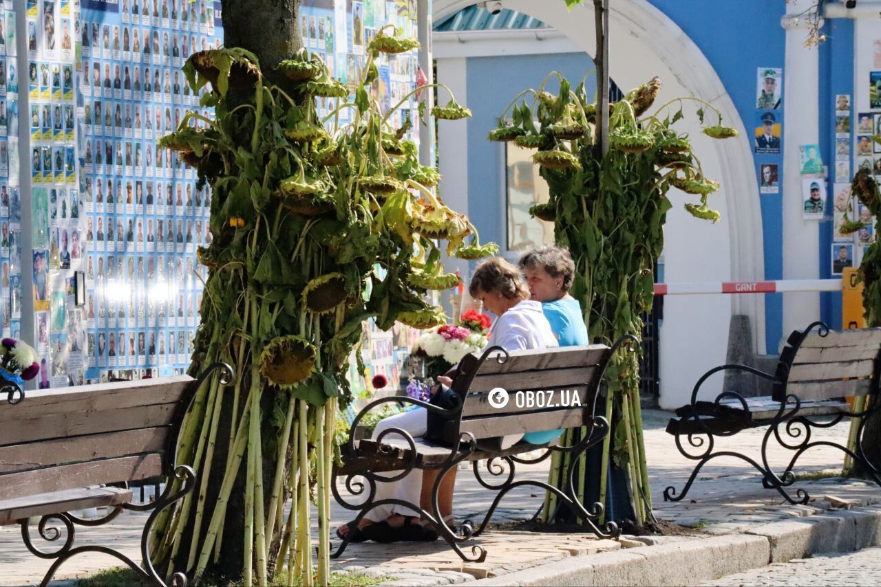 People carry flowers and lamps: the memory of the fallen defenders of Ukraine is honored on Mykhailivska Square in Kyiv. Photos and videos