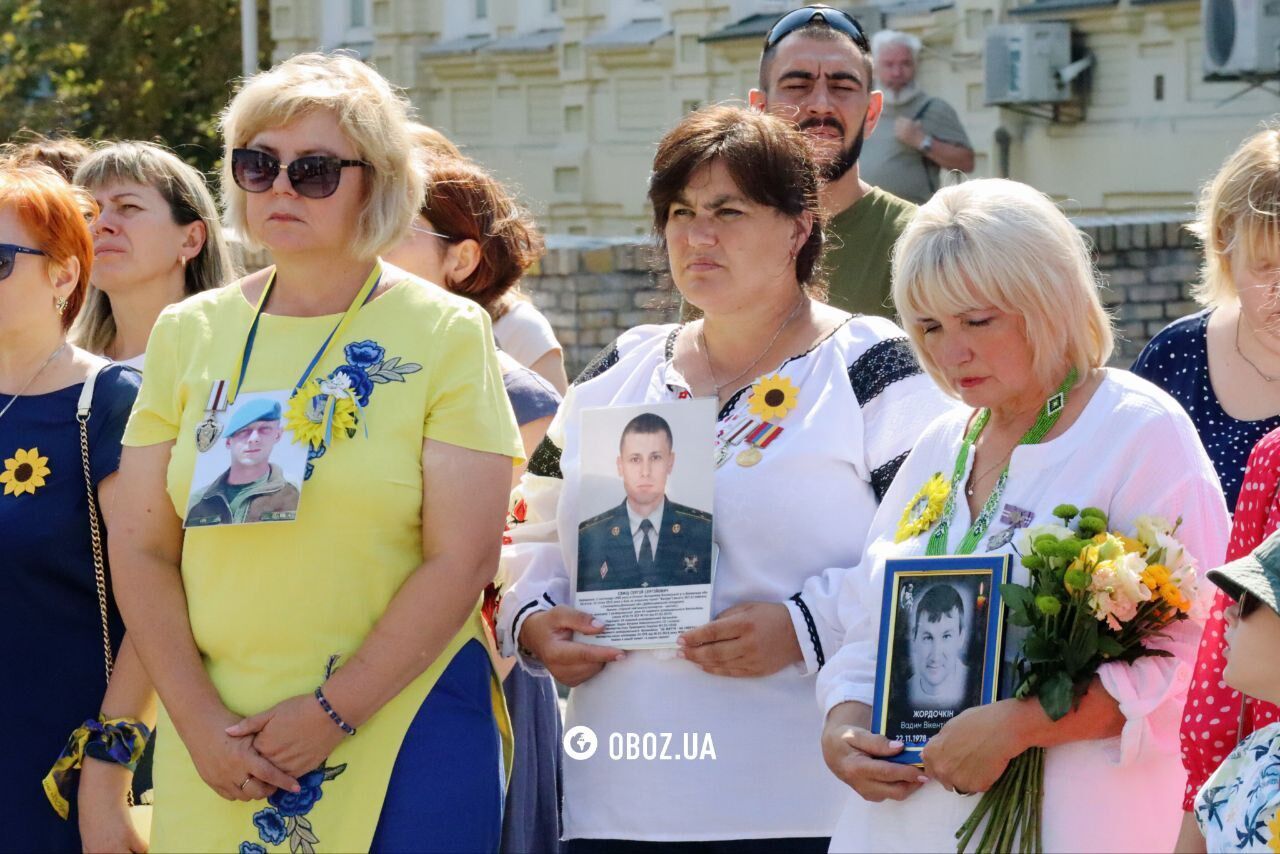 People carry flowers and lamps: the memory of the fallen defenders of Ukraine is honored on Mykhailivska Square in Kyiv. Photos and videos