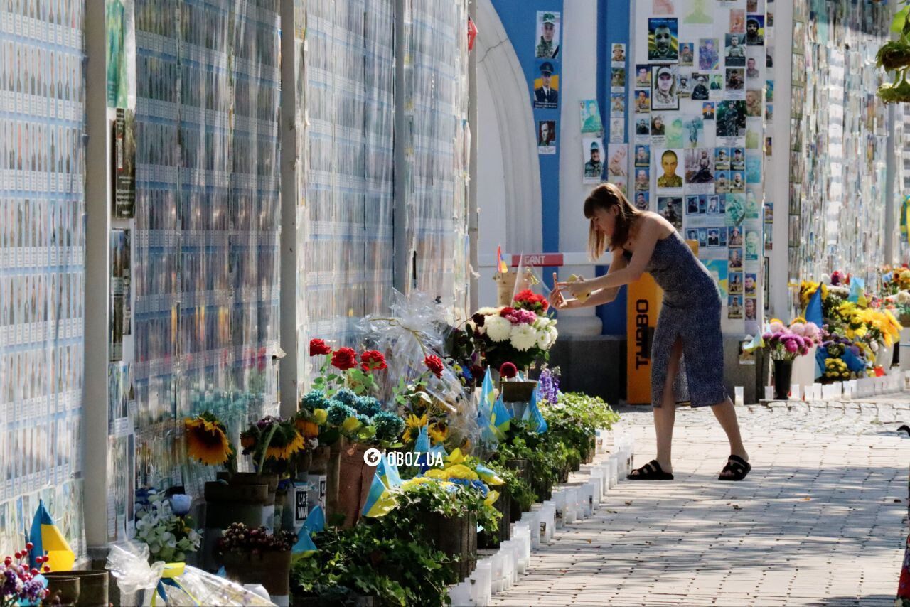 People carry flowers and lamps: the memory of the fallen defenders of Ukraine is honored on Mykhailivska Square in Kyiv. Photos and videos