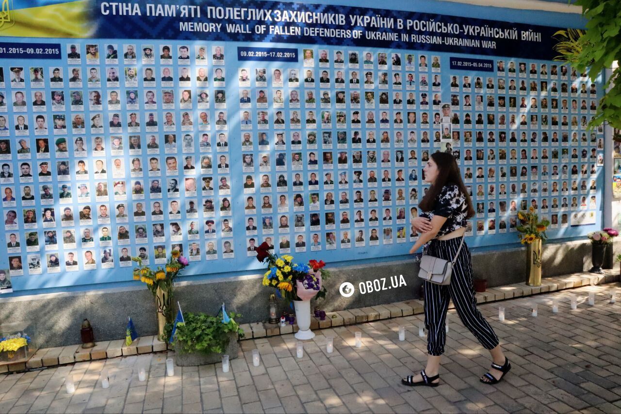 People carry flowers and lamps: the memory of the fallen defenders of Ukraine is honored on Mykhailivska Square in Kyiv. Photos and videos