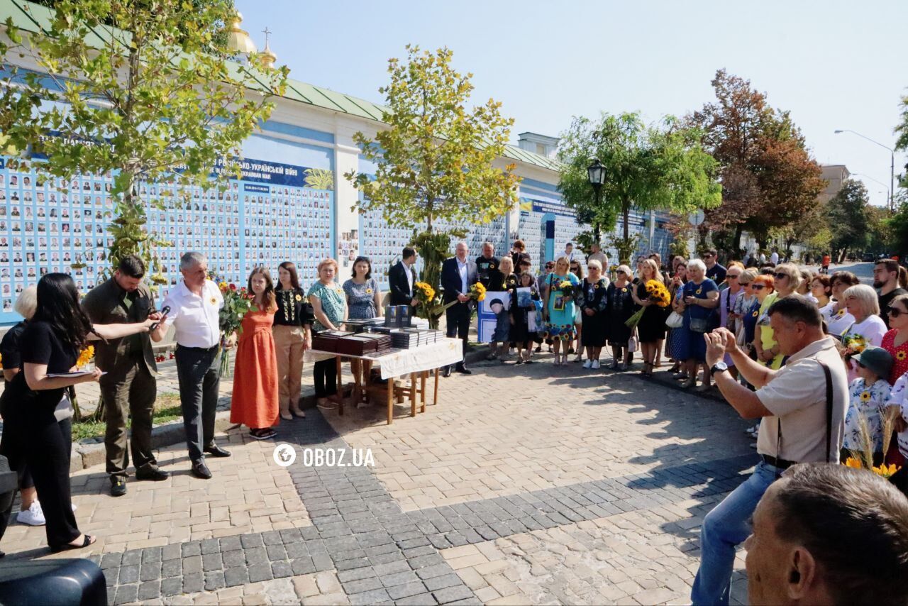 People carry flowers and lamps: the memory of the fallen defenders of Ukraine is honored on Mykhailivska Square in Kyiv. Photos and videos