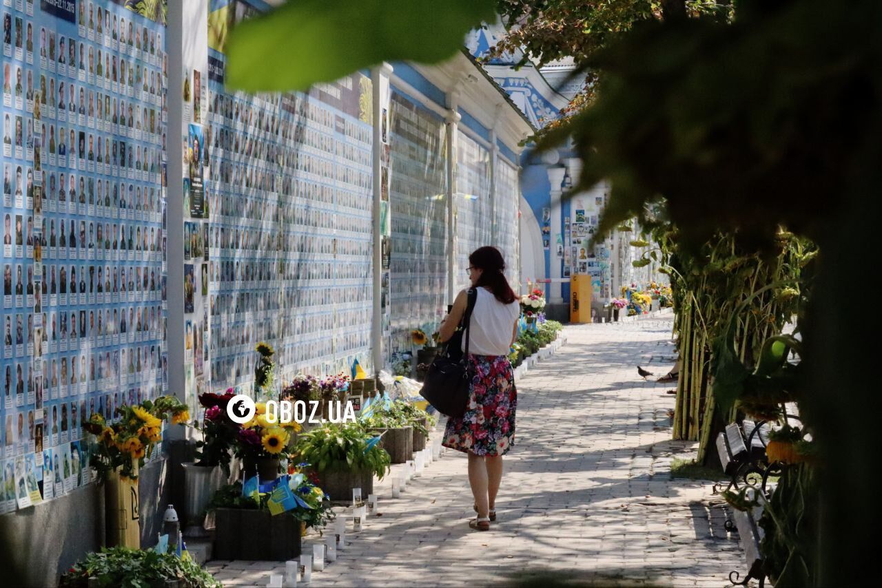 People carry flowers and lamps: the memory of the fallen defenders of Ukraine is honored on Mykhailivska Square in Kyiv. Photos and videos