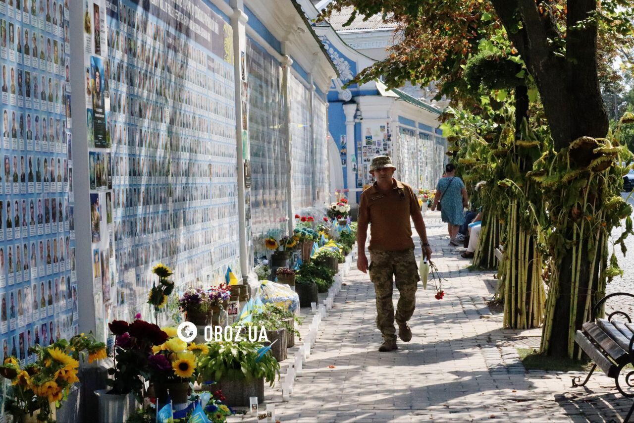 People carry flowers and lamps: the memory of the fallen defenders of Ukraine is honored on Mykhailivska Square in Kyiv. Photos and videos