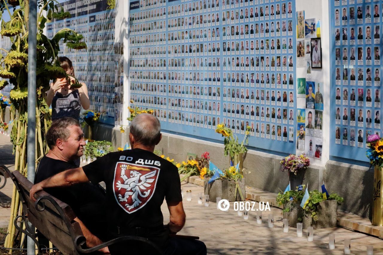 People carry flowers and lamps: the memory of the fallen defenders of Ukraine is honored on Mykhailivska Square in Kyiv. Photos and videos