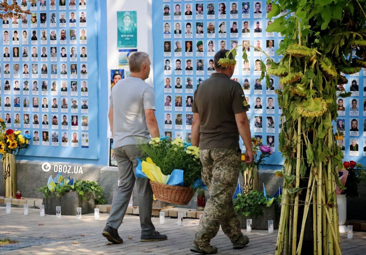 People carry flowers and lamps: the memory of the fallen defenders of Ukraine is honored on Mykhailivska Square in Kyiv. Photos and videos