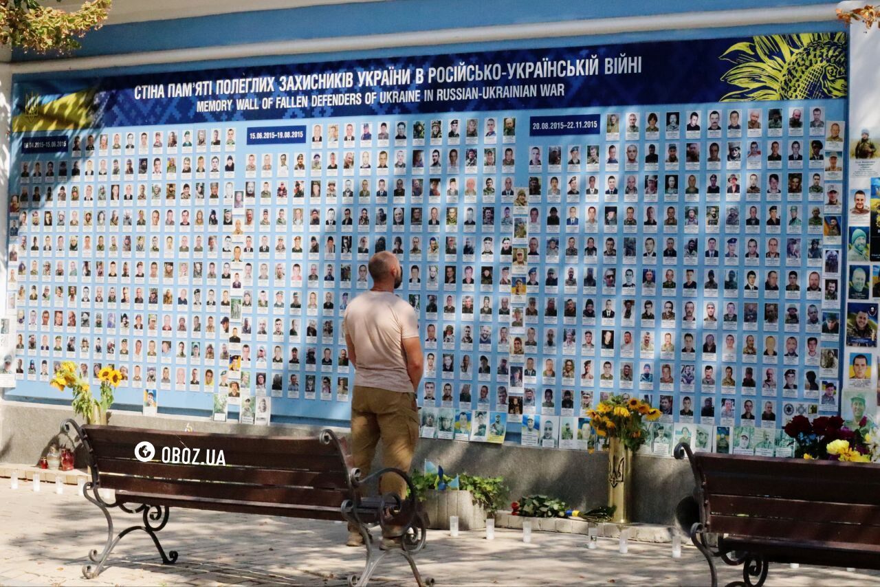 People carry flowers and lamps: the memory of the fallen defenders of Ukraine is honored on Mykhailivska Square in Kyiv. Photos and videos