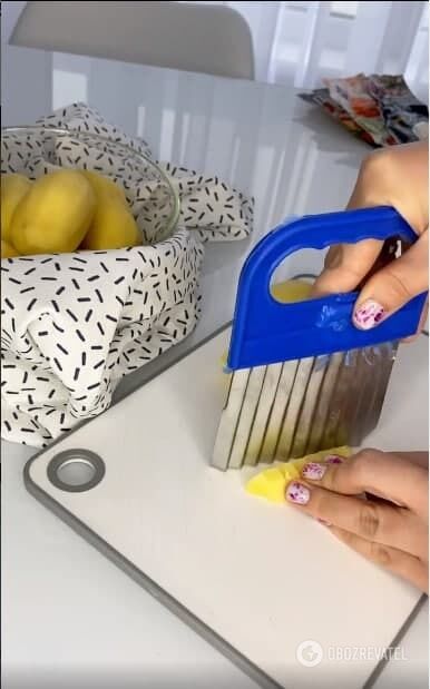 Cutting potatoes with a curly knife