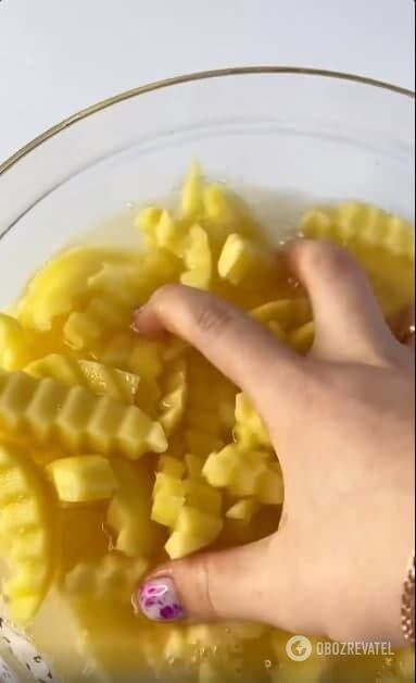 Soaking raw potatoes