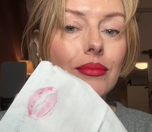 How to make your lipstick look perfect for hours: life hack