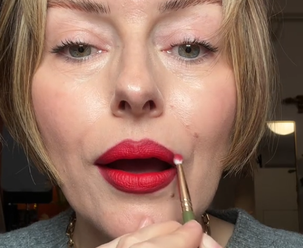 How to make your lipstick look perfect for hours: life hack