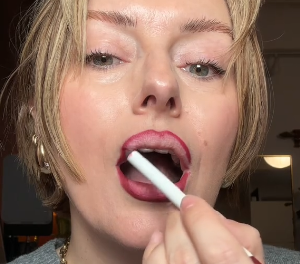 How to make your lipstick look perfect for hours: life hack