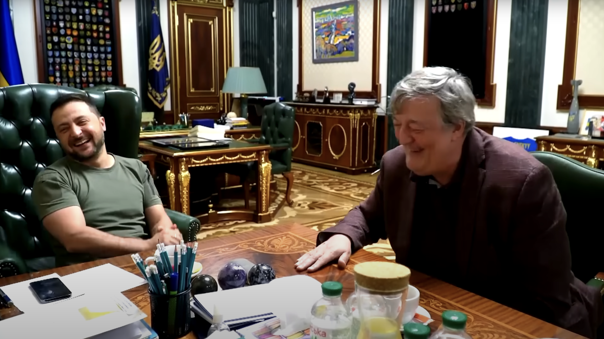 Stephen Fry tells Zelenskyy a hilarious joke about Putin and Medvedev. Video