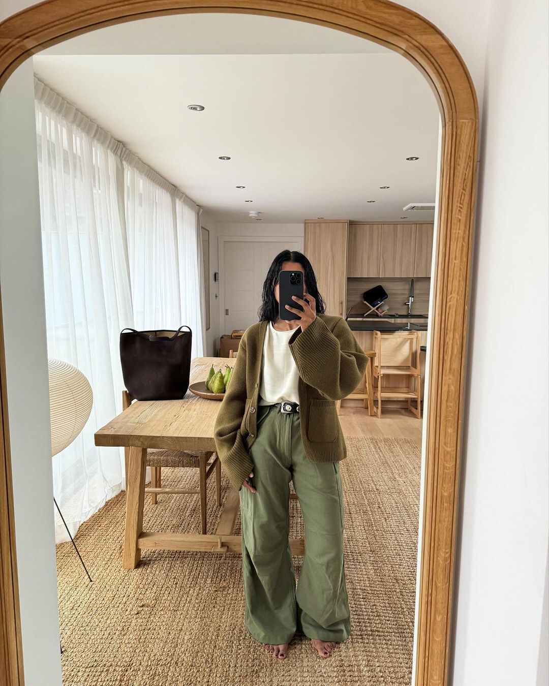 These pants have already bored everyone: stylists named an unexpected anti-trend and gave advice on what to replace it with