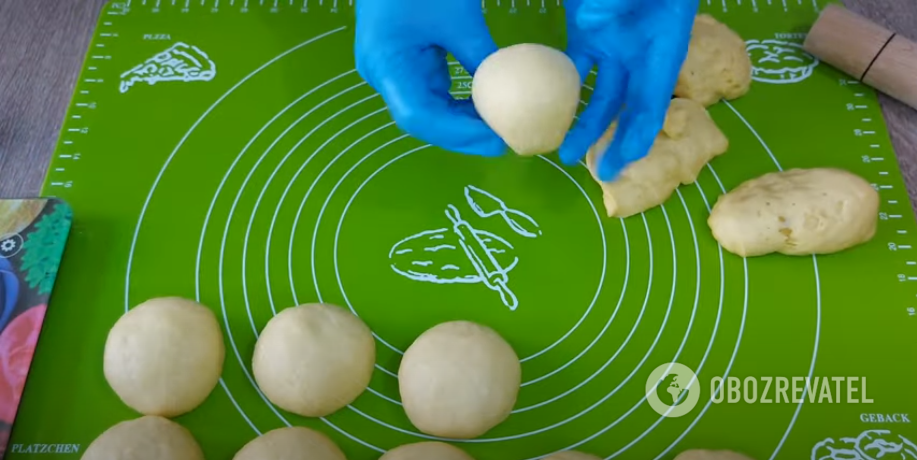 Dividing the dough into pieces for pies