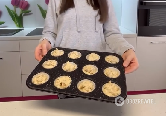 Fluffy honey tea cakes: the batter is made with sour cream