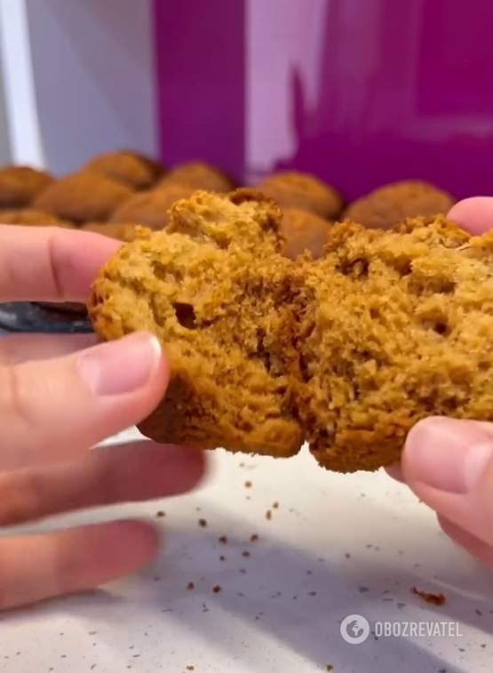 Fluffy honey tea cakes: the batter is made with sour cream