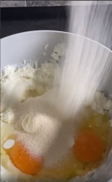 Adding semolina to a dish