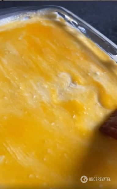 Lubricating the casserole with yolk