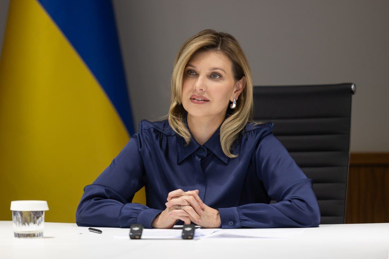 Zelenska impressed with a luxurious look with a new hairstyle and a sapphire-colored blouse. Photo