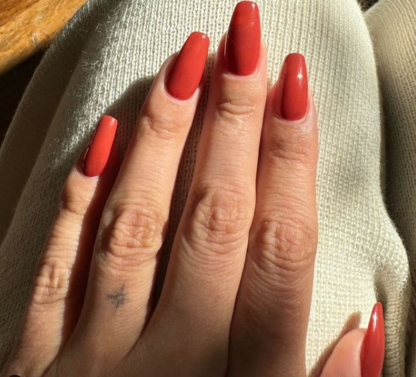 Selena Gomez sets the trend again: the star impressed with a fashionable manicure