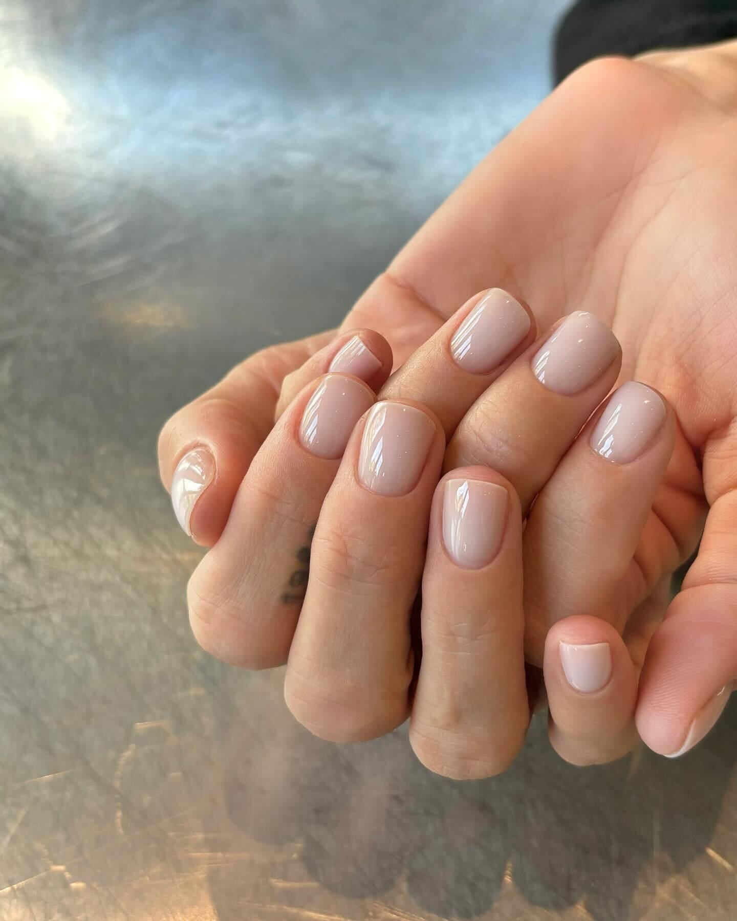 ''Coconut nails'' - a fashion trend in August: what kind of manicure looks like, suitable for any clothes and skin tone