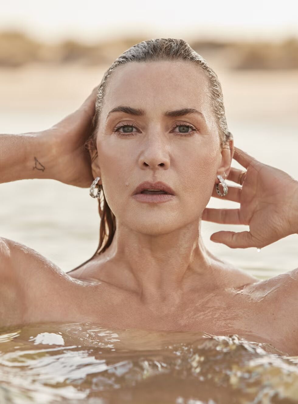 Titanic star Kate Winslet put a crew member who asked her to hide her stomach folds in his place