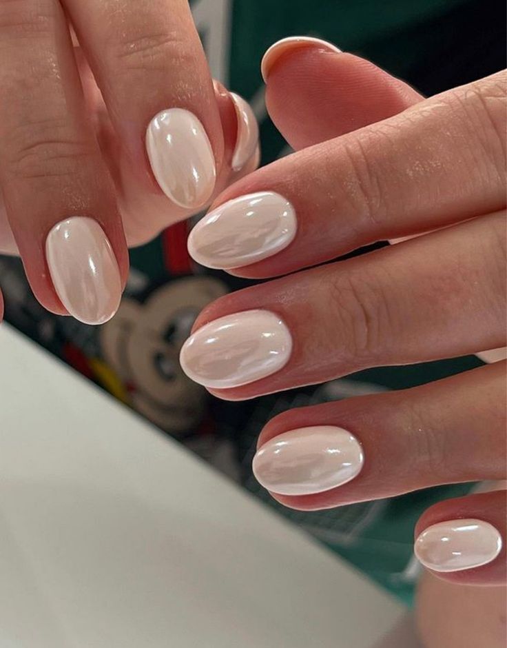 ''Coconut nails'' - a fashion trend in August: what kind of manicure looks like, suitable for any clothes and skin tone