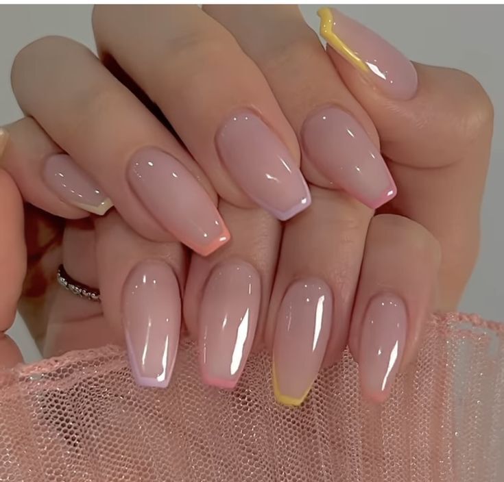 ''Kokosowe paznokcie'' - trend w modzie w sierpniu: jak wygląda manicure, odpowiedni do każdego ubrania i odcienia skóry