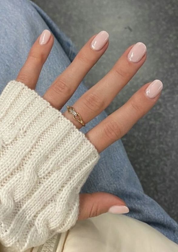 ''Coconut nails'' - a fashion trend in August: what kind of manicure looks like, suitable for any clothes and skin tone