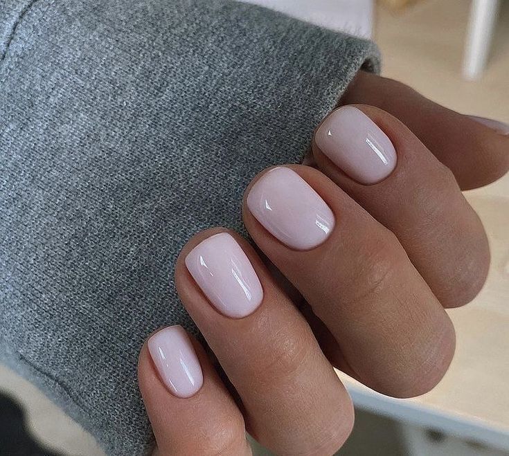 ''Kokosowe paznokcie'' - trend w modzie w sierpniu: jak wygląda manicure, odpowiedni do każdego ubrania i odcienia skóry