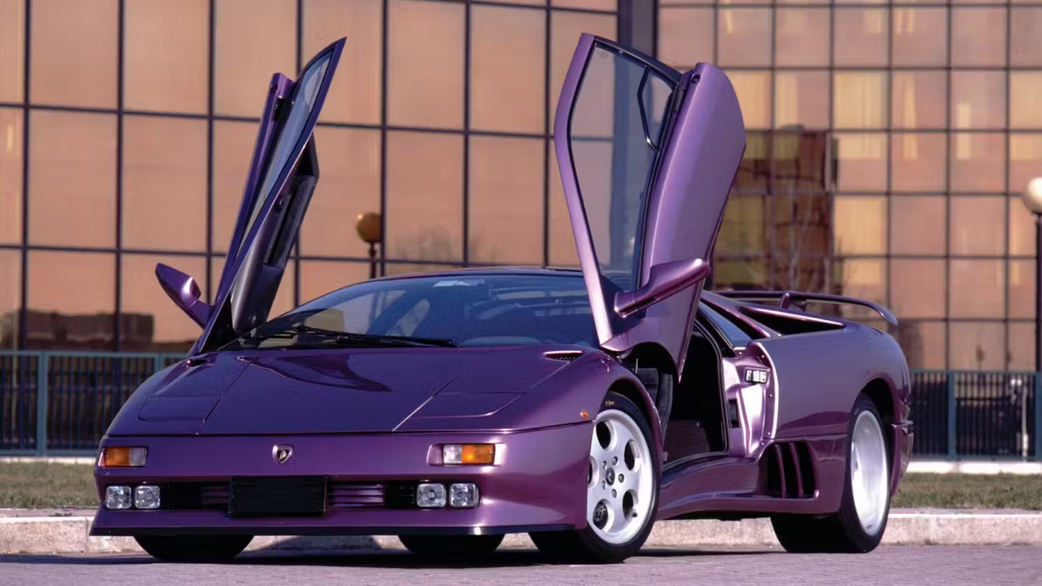 Top 10 best sports cars and supercars from the 90s