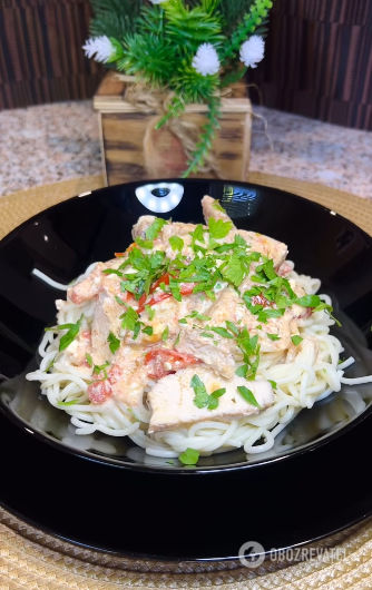 Spaghetti with feta, tomatoes and chicken: the perfect recipe for a family feast