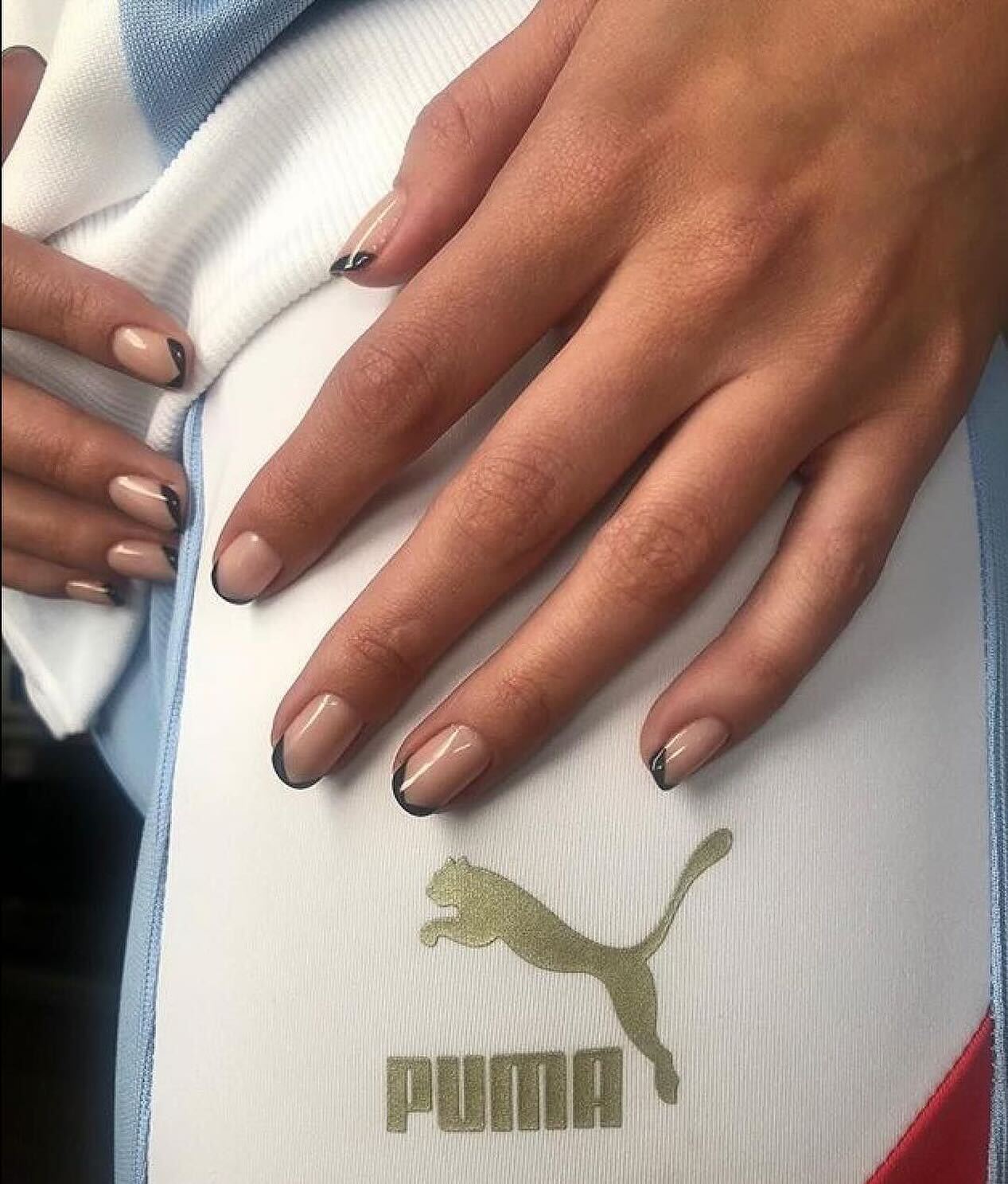 It will never go out of style: Selena Gomez showed a delicate manicure that goes with everything. Photo