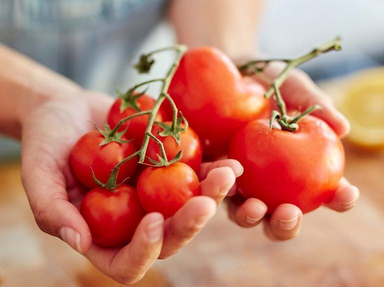 Tomatoes for the winter without sterilization: add carrot tops to the jar
