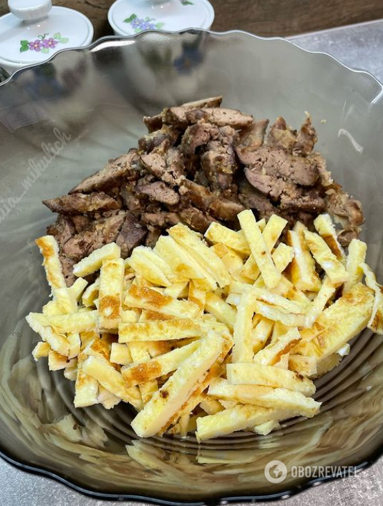 Hearty mayonnaise salad with chicken liver: the meat will not be bitter