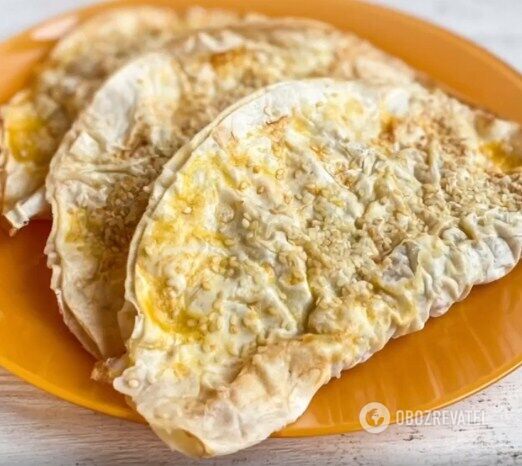 Sprinkle khachapuri with sesame seeds before baking