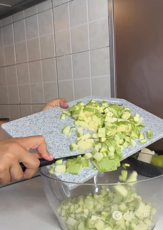 Summer zucchini salad with a delicious sauce: it is easy to prepare