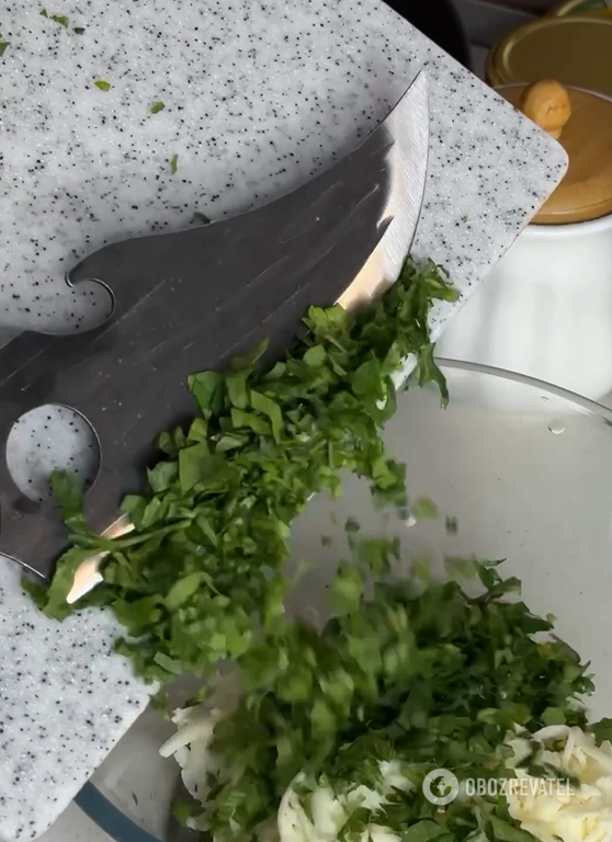Summer zucchini salad with a delicious sauce: it is easy to prepare