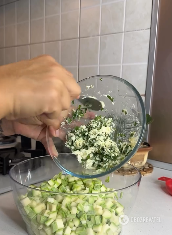 Summer zucchini salad with a delicious sauce: it is easy to prepare