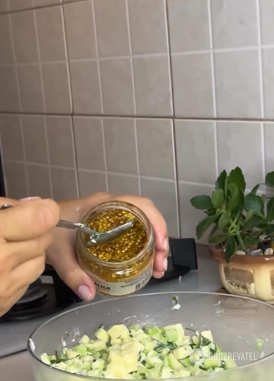 Summer zucchini salad with a delicious sauce: it is easy to prepare